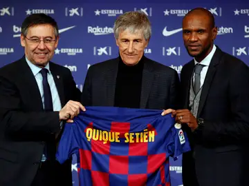 Quique Setién posa como nuevo entrenador del Barcelona Quique Setién posa como nuevo entrenador del Barcelona