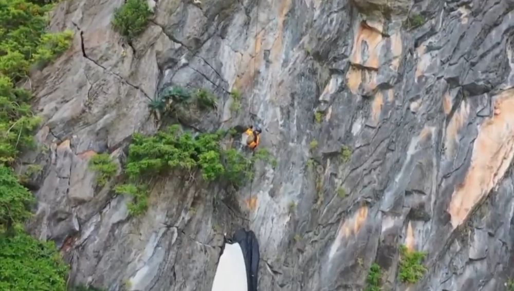 Aparatoso rescate de un paracaidista en Tailandia