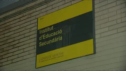 Dos niñas de 12 años toman vodka con una bebida energética en los lavabos del instituto en Calpe Dos niñas de 12 años toman vodka con una bebida energética en los lavabos del instituto en Calpe