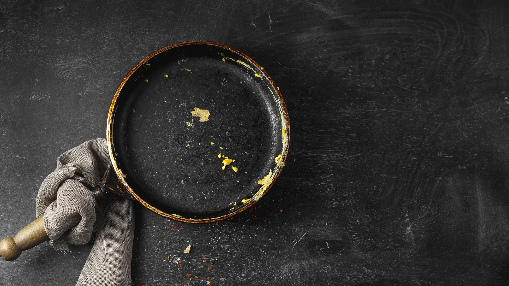 Sartén con alimentos pegados Sartén con alimentos pegados