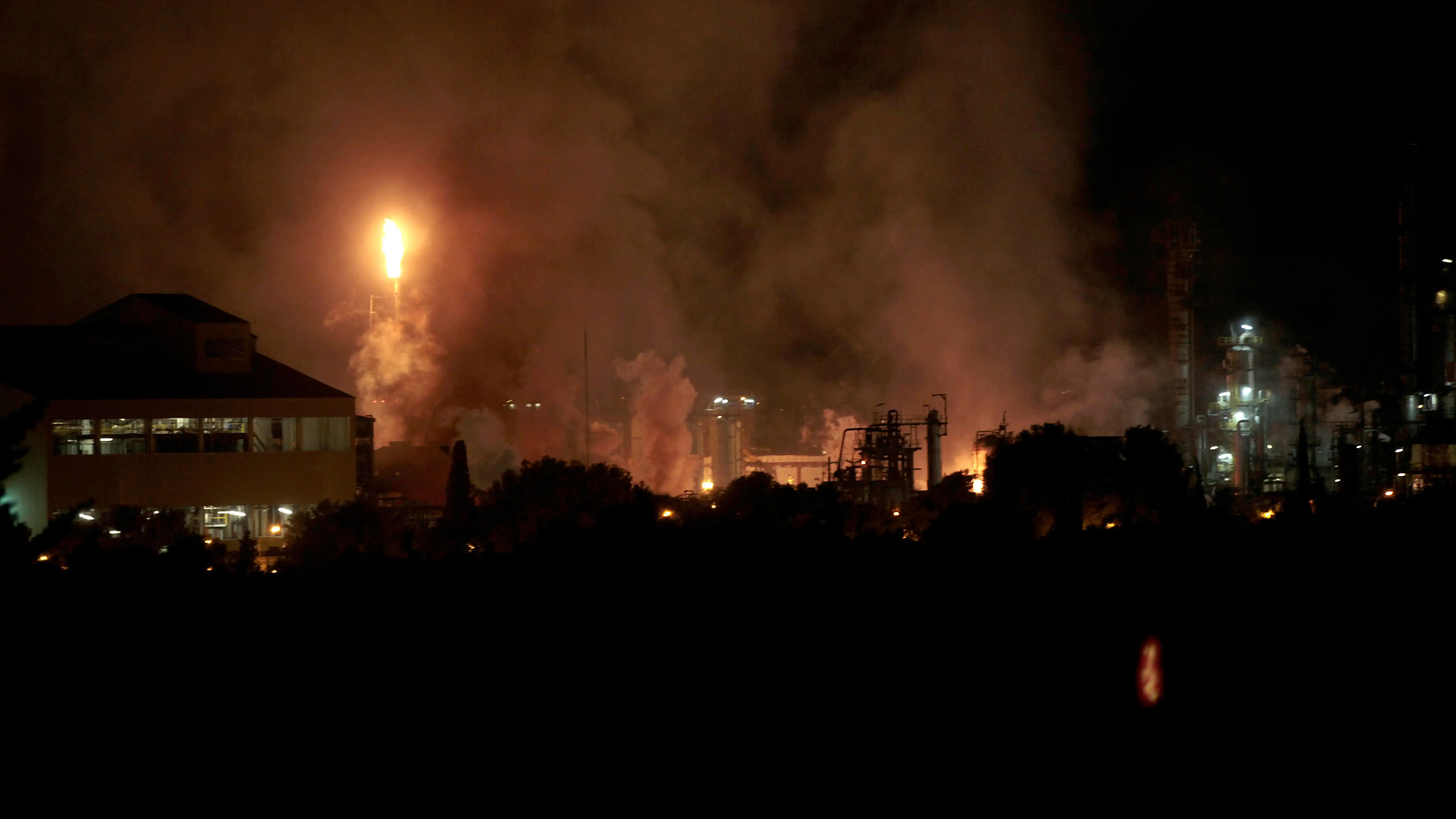 Incendio en una planta petroqu&iacute;mica de La Canonja