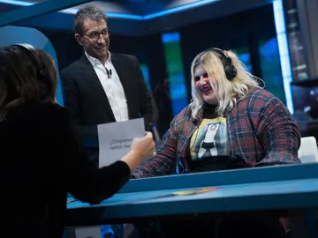 Esty Quesada averigua a la primera el trabalenguas de Nuria Roca en 'El Hormiguero 3.0' Esty Quesada averigua a la primera el trabalenguas de Nuria Roca en 'El Hormiguero 3.0'