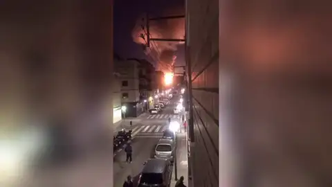Una testigo, a 4 kilómetros de la explosión de Tarragona, asegura que "ha temblado todo el bloque, las ventanas y los cristales" Una testigo, a 4 kilómetros de la explosión de Tarragona, asegura que "ha temblado todo el bloque, las ventanas y los cristales"