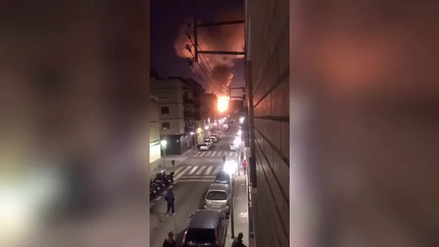 Una testigo, a 4 kilómetros de la explosión de Tarragona, asegura que "ha temblado todo el bloque, las ventanas y los cristales" Una testigo, a 4 kilómetros de la explosión de Tarragona, asegura que "ha temblado todo el bloque, las ventanas y los cristales"