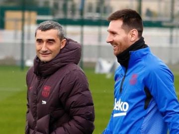Ernesto Valverde bromea con Leo Messi
