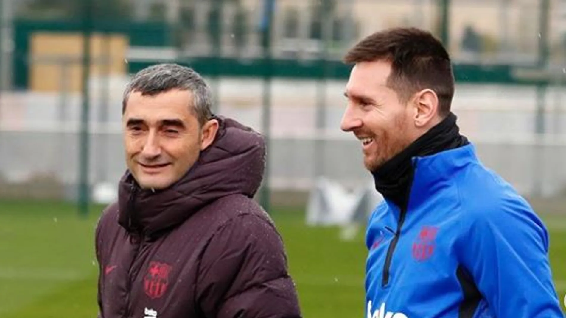 Ernesto Valverde bromea con Leo Messi Ernesto Valverde bromea con Leo Messi
