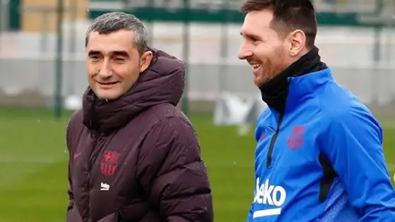 Ernesto Valverde bromea con Leo Messi Ernesto Valverde bromea con Leo Messi
