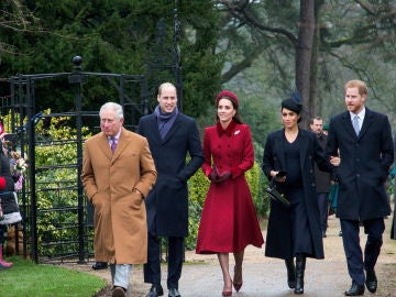 El príncipe Carlos, sus hijos Guillermo y Harry, Kate Middleton y Meghan Markle