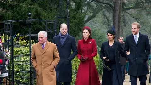 El príncipe Carlos, sus hijos Guillermo y Harry, Kate Middleton y Meghan Markle El príncipe Carlos, sus hijos Guillermo y Harry, Kate Middleton y Meghan Markle