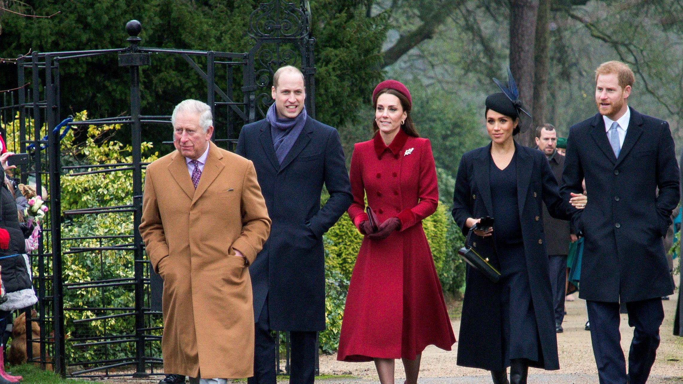 El príncipe Carlos, sus hijos Guillermo y Harry, Kate Middleton y Meghan Markle