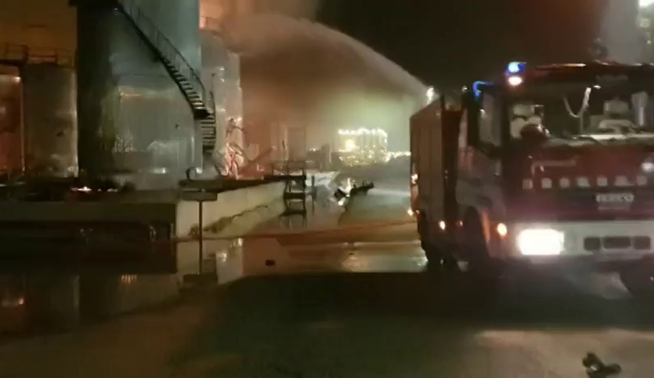 Las devastadoras imágenes del interior de la planta petroquímica de Tarragona