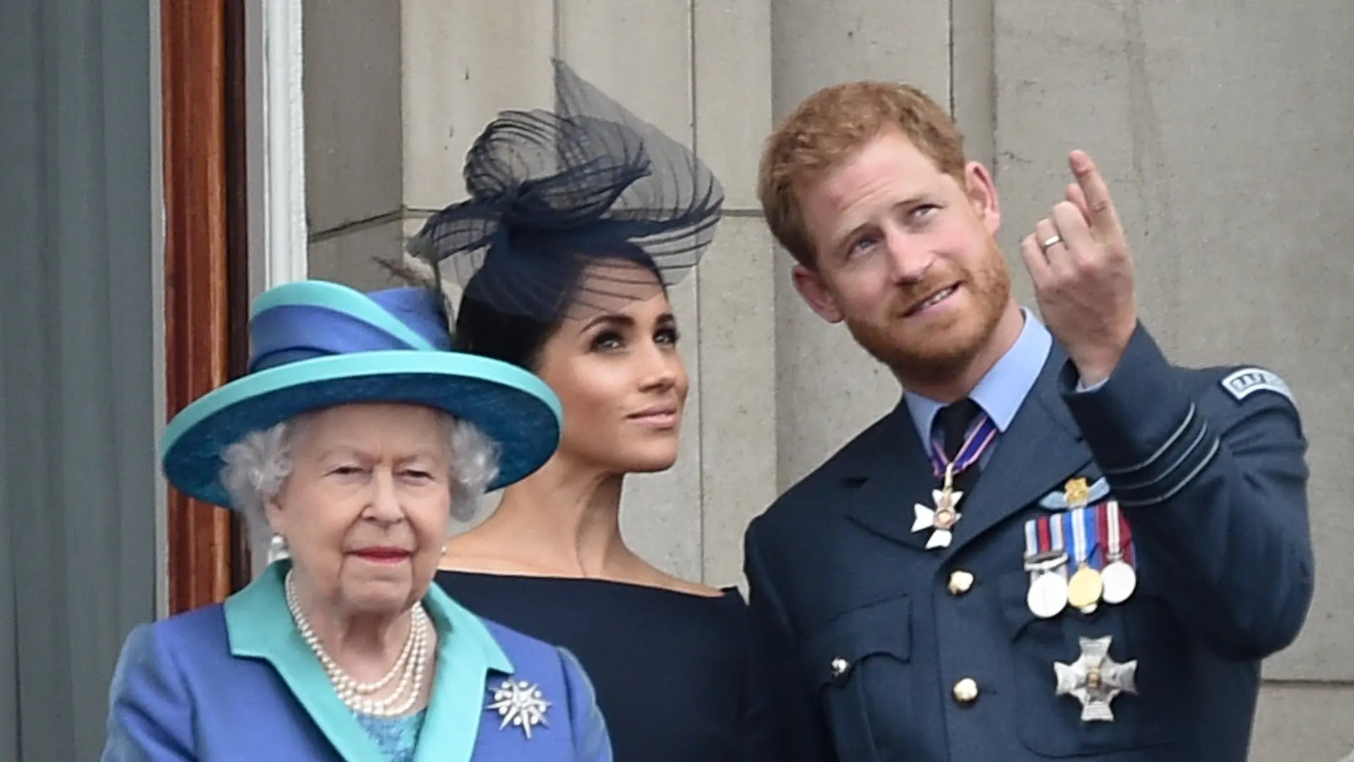 La reina Isabel junto al príncipe Harry y Megham Markle