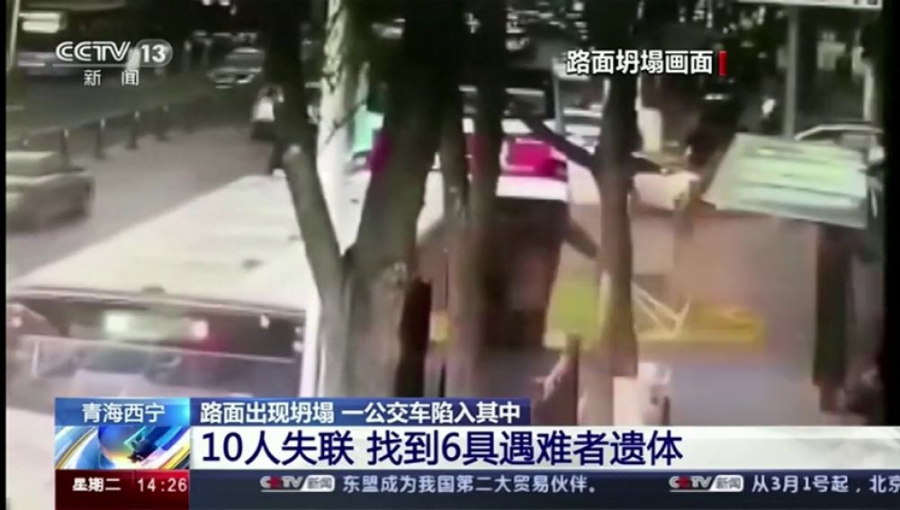 Así se ha tragado un socavón a un autobús en China dejando 6 muertos