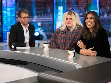 La polémica con la que Pablo Motos, Esty Quesada y Nuria Roca hacen arder las redes en 'El Hormiguero 3.0' La polémica con la que Pablo Motos, Esty Quesada y Nuria Roca hacen arder las redes en 'El Hormiguero 3.0'