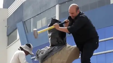 Retiran un buso de Evo Morales en un campo deportivo Retiran un buso de Evo Morales en un campo deportivo