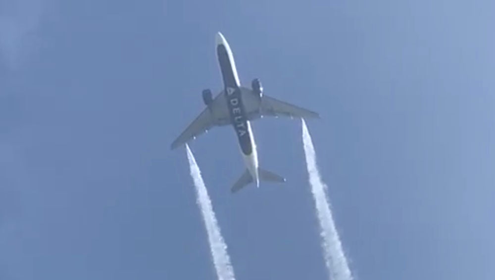 Un avión expulsa litros de combustible