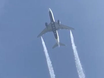 Un avión expulsa litros de combustible