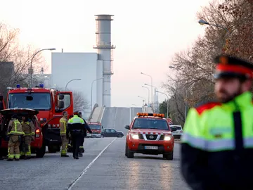 Los servicios de emergencia trabajan en la planta petroquímica de Tarragona tras la grave explosión Los servicios de emergencia trabajan en la planta petroquímica de Tarragona tras la grave explosión
