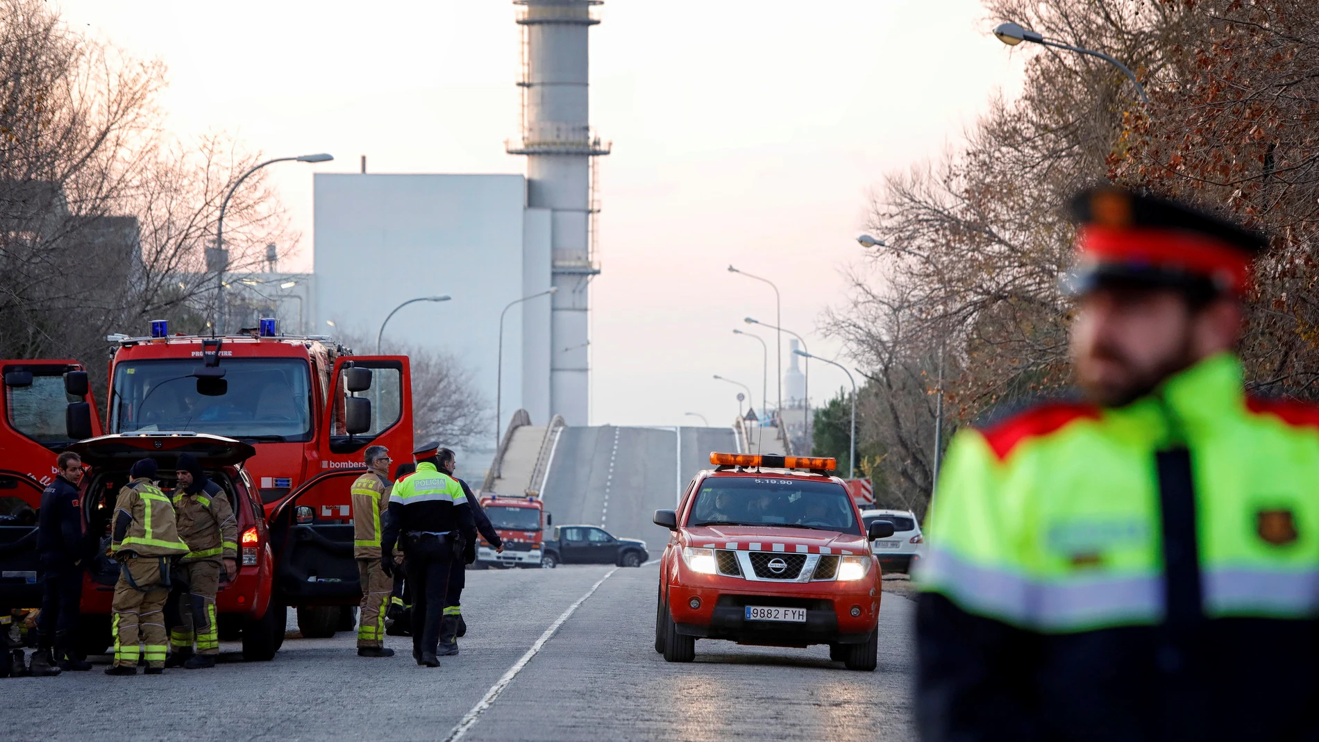 Los servicios de emergencia trabajan en la planta petroquímica de Tarragona tras la grave explosión