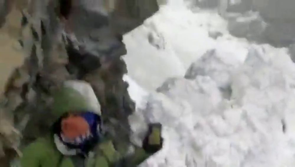 Varios turistas arriesgan su vida para grabar con el móvil una avalancha en la India