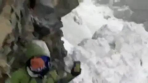 Varios turistas arriesgan su vida para grabar con el móvil una avalancha en la India Varios turistas arriesgan su vida para grabar con el móvil una avalancha en la India