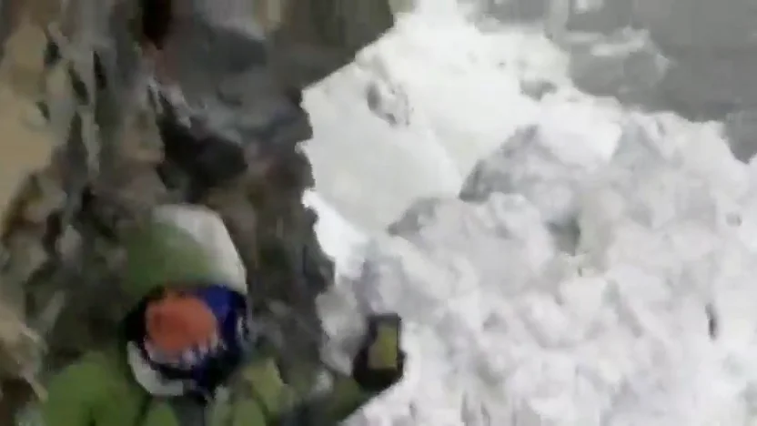 Varios turistas arriesgan su vida para grabar con el m&oacute;vil una avalancha en la India