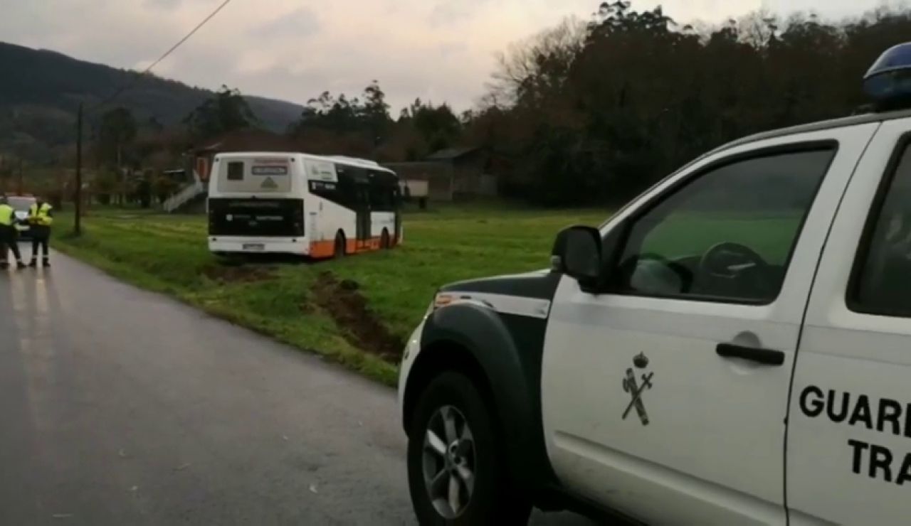 La rapidez de una monitora evita un accidente de un autobús escolar en Cuntis tras desmayarse el conductor La rapidez de una monitora evita un accidente de un autobús escolar en Cuntis tras desmayarse el conductor