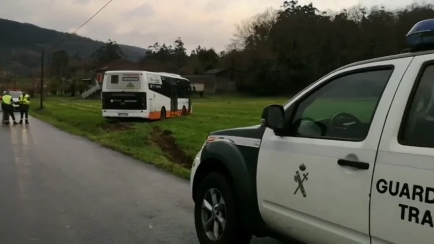 La rapidez de una monitora evita un accidente de un autob&uacute;s escolar en Cuntis tras desmayarse el conductor