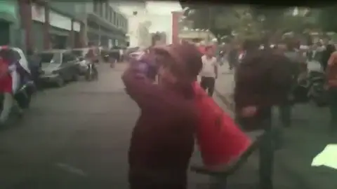 Grupos paramilatares chavistas atacan a los opositores de Juan Guaidó Grupos paramilatares chavistas atacan a los opositores de Juan Guaidó