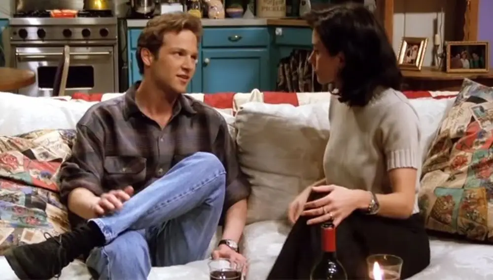 Stan Kirsch y Courteney Cox en 'Friends' Stan Kirsch y Courteney Cox en 'Friends'