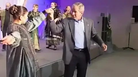 Putin y Bush bailando en el Kremlin Putin y Bush bailando en el Kremlin