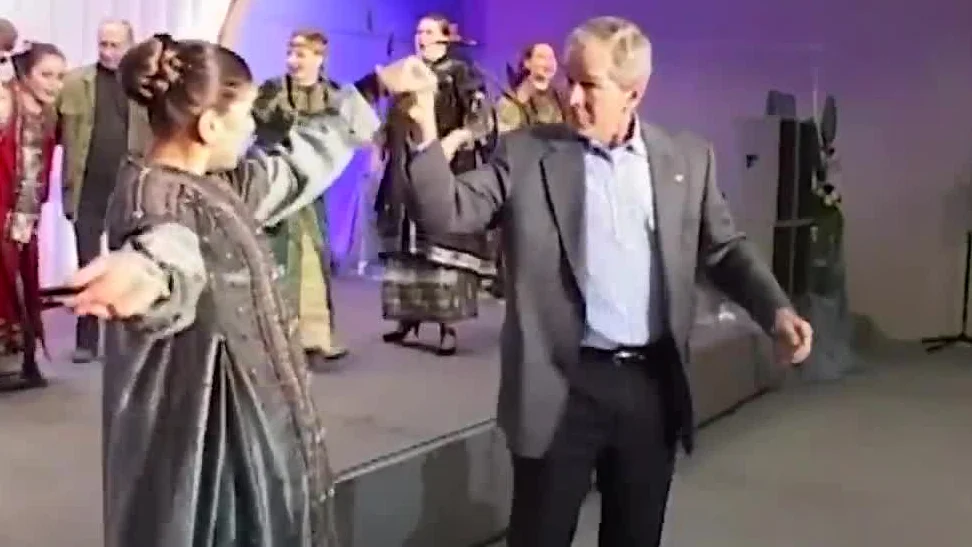 Putin y Bush bailando en el Kremlin Putin y Bush bailando en el Kremlin