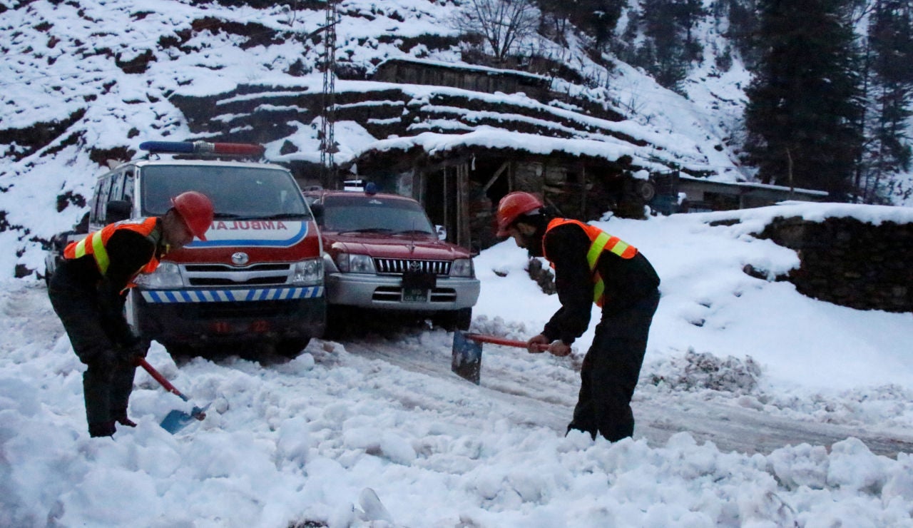 Rescate de una persona atrapada por la nieve en Pakistán Rescate de una persona atrapada por la nieve en Pakistán