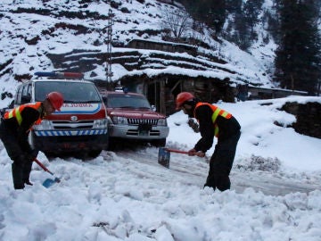 Rescate de una persona atrapada por la nieve en Pakistán