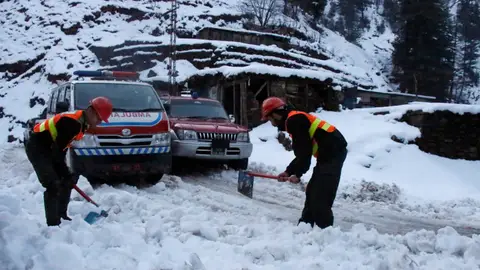 Rescate de una persona atrapada por la nieve en Pakistán Rescate de una persona atrapada por la nieve en Pakistán