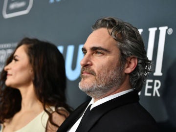 Joaquin Phoenix junto a su hermana Rain en los Critic's Choice Awards