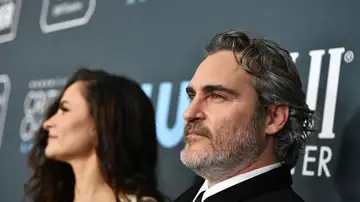 Joaquin Phoenix junto a su hermana Rain en los Critics Choice Awards