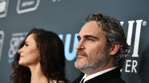 Joaquin Phoenix junto a su hermana Rain en los Critic's Choice Awards Joaquin Phoenix junto a su hermana Rain en los Critics Choice Awards