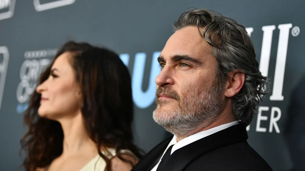 Joaquin Phoenix junto a su hermana Rain en los Critic's Choice Awards Joaquin Phoenix junto a su hermana Rain en los Critics Choice Awards