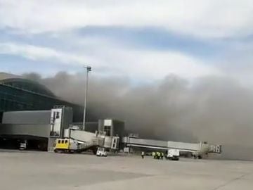 Columna de humo, vista desde los exteriores del aeropuerto Alicante-Elche.