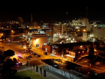 El centro de mando de los servicios de emergencia en la planta petroquímica de Tarragona