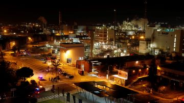 El centro de mando de los servicios de emergencia en la planta petroqu&iacute;mica de Tarragona