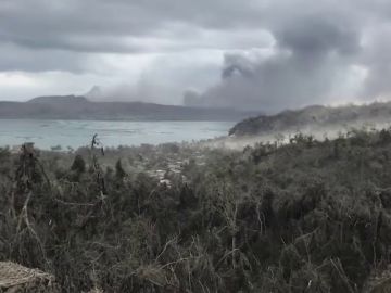 Dos muertos por parada cardíaca y más de 82.000 evacuados tras la erupción del volcán Taal (Filipinas)