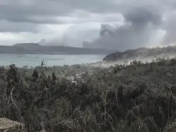 Dos muertos por parada cardíaca y más de 82.000 evacuados tras la erupción del volcán Taal (Filipinas) Dos muertos por parada cardíaca y más de 82.000 evacuados tras la erupción del volcán Taal (Filipinas)