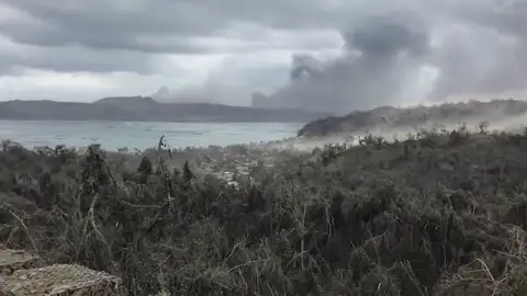 Dos muertos por parada cardíaca y más de 82.000 evacuados tras la erupción del volcán Taal (Filipinas) Dos muertos por parada cardíaca y más de 82.000 evacuados tras la erupción del volcán Taal (Filipinas)