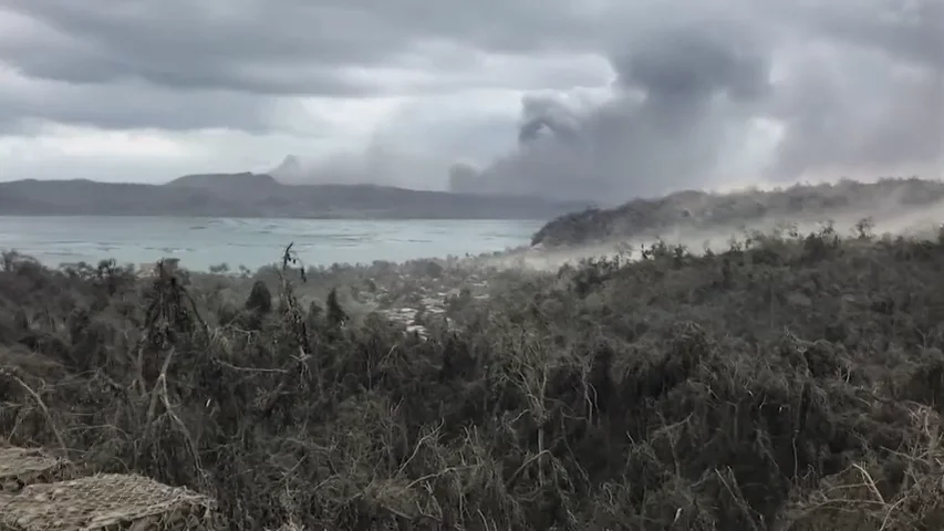 Dos muertos por parada card&iacute;aca y m&aacute;s de 82.000 evacuados tras la erupci&oacute;n del volc&aacute;n Taal (Filipinas)