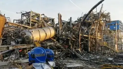 Primeras imágenes de la zona cero de la petroquímica de Tarragona tras la explosión Primeras imágenes de la zona cero de la petroquímica de Tarragona tras la explosión