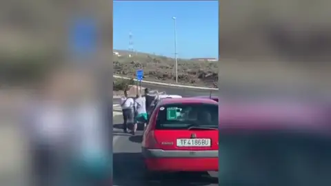 Dos conductores se enfrentan a puñetazos tras una discusión de tráfico en Tenerife Dos conductores se enfrentan a puñetazos tras una discusión de tráfico en Tenerife