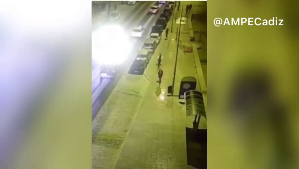 Un hombre atropella a un viandante con su patinete eléctrico y se da a la fuga en Cádiz