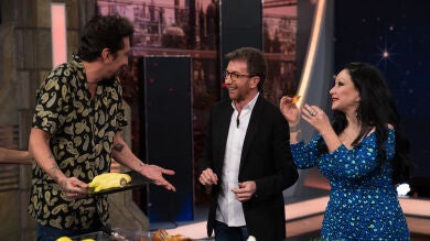 Alaska y Mario Vaquerizo se comen las alucinantes 'tartas trampantojo' de 'El Hormiguero 3.0'
